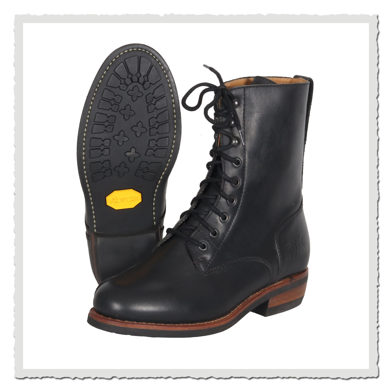 Schwarzer Damenboot mit sichtbarer Sohle und zweitem Stiefel, freigestellt auf hellem Hintergrund.